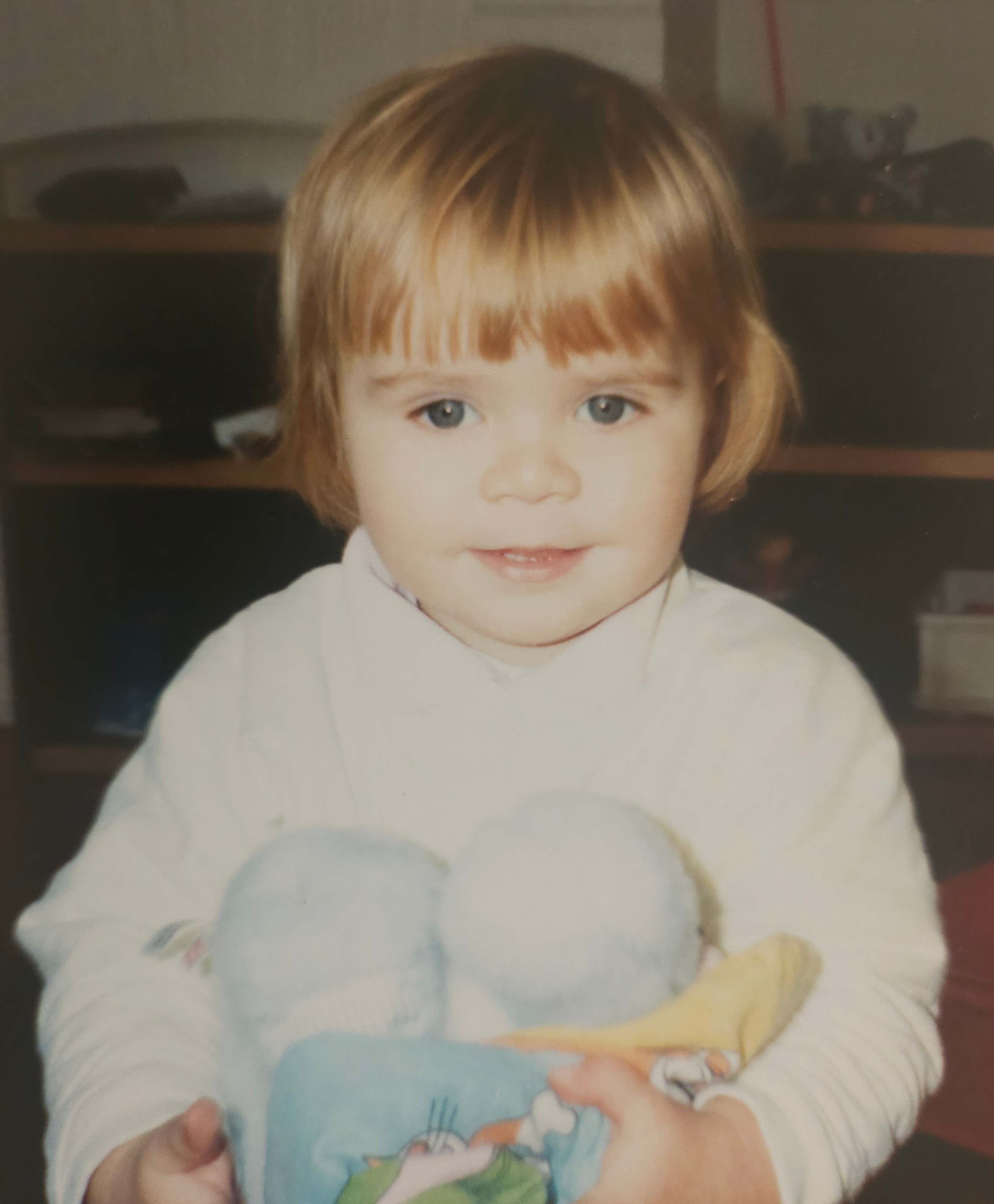 Jen als kind met een knuffeldier