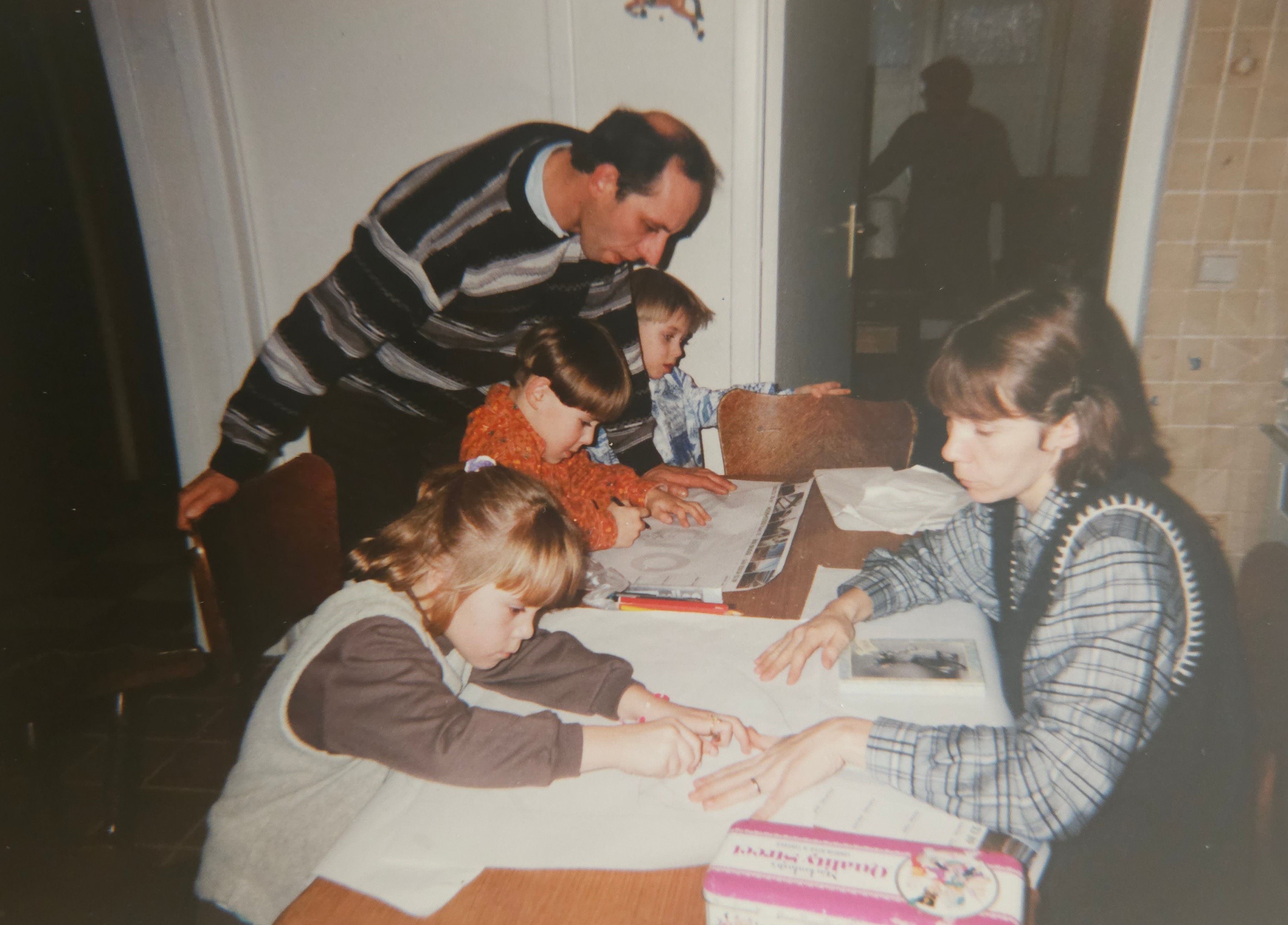Familie die samen herinneringen deelt